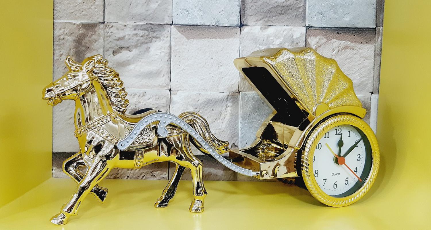https://www.fullyedekparca.com/Gold Fayton Saat Alarmlı Masa Saati Dekoratif Plastik Hediyelik Maket